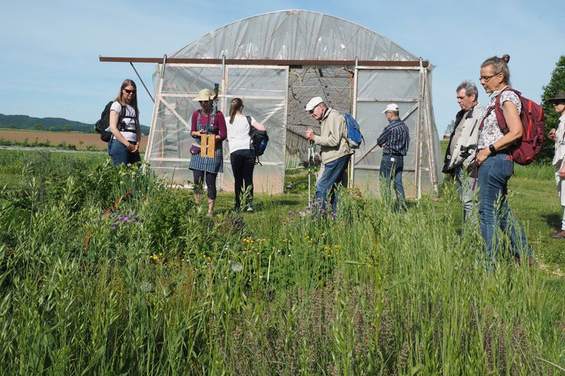 Stefanie Koch (Zweite von links) führt die Teilnehmerinnen und Teilnehmer durch die „solidarische Landwirtschaft“. Foto: Stefan Endres