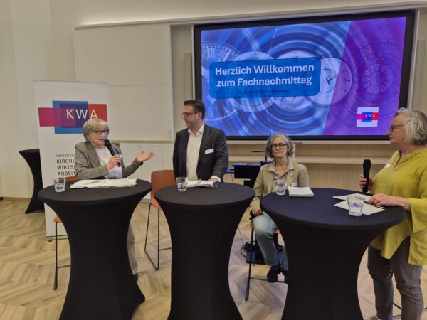 Podiumsgespräch: Margareta Steinrücke, Dr. Ernesto Harder (DGB-Bezirksleiter Niedersachsen, Bremen, Sachsen-Anhalt) und Gudrun Nolte, Vorsitzende des KWA, Nina Golf (kda Bayern).
